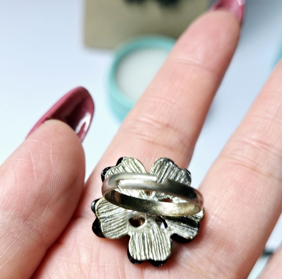 Vintage Black Floral Ring and Earrings Set - Picture 6 of 17